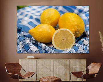 Frische Zitronen auf blauem Hintergrund von Ivonne Wierink