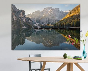 Lago di Braies gereflecteerd van Martin Podt