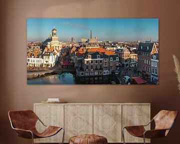 De stad Leiden van bovenaf met prachtig ochtendlicht en helder blauwe  van Jolanda Aalbers