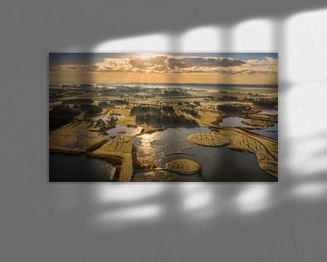 Lever de soleil sur un paysage de polders en Hollande du Nord