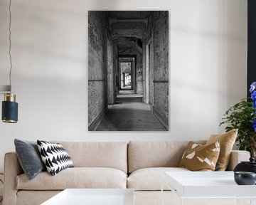 Abandoned places | Urbex Corridor / Hallway in black and white by Steven Dijkshoorn