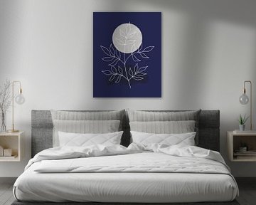 Abstrakte Landschaft in Mitternachtsblau mit einem Mond in Silbergrau