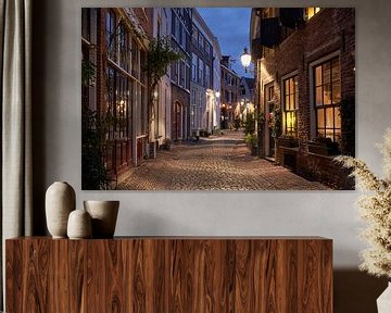 Historisch straatje in Deventer tijdens het blauwe uur van Cor de Hamer
