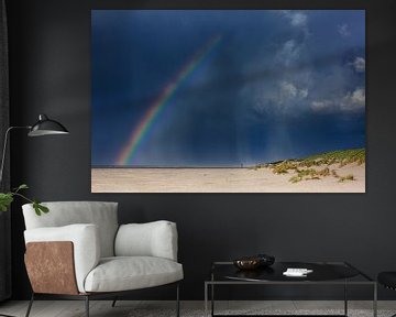 Regenboog boven strand Terschelling van Jurjen Veerman