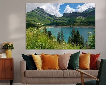 Blauer Bergsee mit grünen Bergen und Wasserfall von Linda Schouw