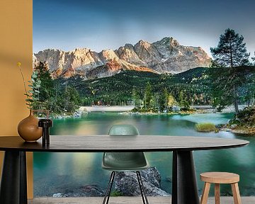 Der Eibsee in Bayern mit Zugspitze im Sonnenlicht. von Voss Fine Art Fotografie