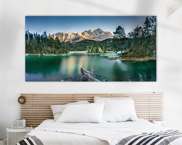 De Eibsee in Beieren met de Zugspitze in het zonlicht. van Voss fotografie