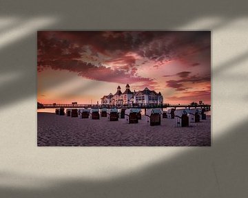 Strand mit Strandkörben und Seebrücke auf Rügen im Sonnenuntergang von Voss Fine Art Fotografie