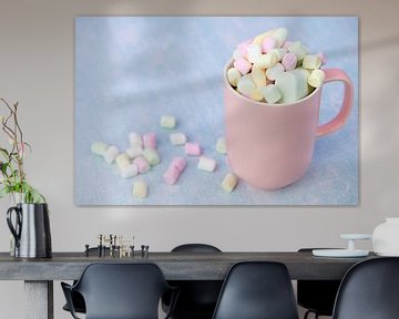 rosa Tasse mit Marshmallows von C. Nass