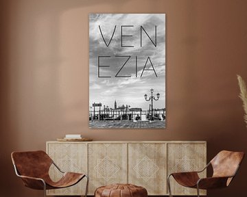 VENICE Gondels in de vroege ochtend | Tekst & Skyline