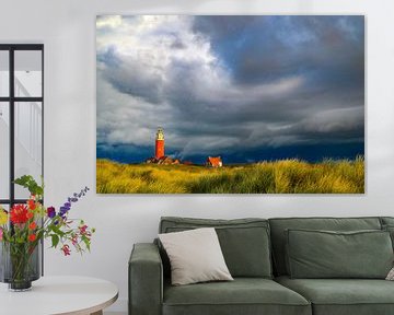 Leuchtturm von Texel in den Dünen mit einem Gewitterhimmel darüber von Sjoerd van der Wal