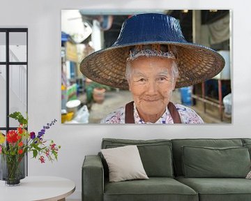 Portrait d'une dame avec un chapeau de paille bleu au marché Thaïlande sur My Footprints