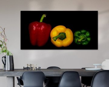 Macro verse paprika's met waterdruppels in kleuren rood geel groen tegen zwarte achtergrond van Dieter Walther