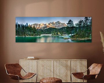 Eibsee près de Garmisch Partenkirchen dans les Alpes avec le massif de la Zugspitze.