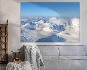 Luchtfoto van de besneeuwde bergen in Noord-Noorwegen van Sjoerd van der Wal
