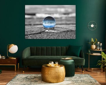 Glaskugel am Strand der Ostsee. Schwarz-Weiß-Foto mit einer farbigen Glaskugel in der die Landschaft von Martin Köbsch