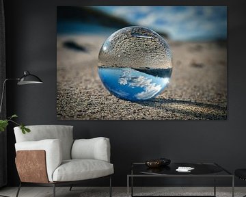 Glazen bol op het strand van de Oostzee. Gedetailleerde close-up van de bol met weerspiegeling van h van Martin Köbsch
