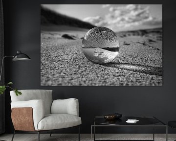 Glazen bol op het strand van de Oostzee. Zwart-wit fotografie. van Martin Köbsch