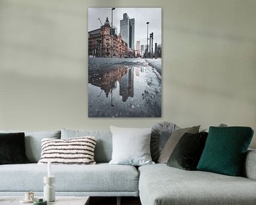 Stadsopname Frankfurt, straat met weerspiegeling in een plas van Fotos by Jan Wehnert
