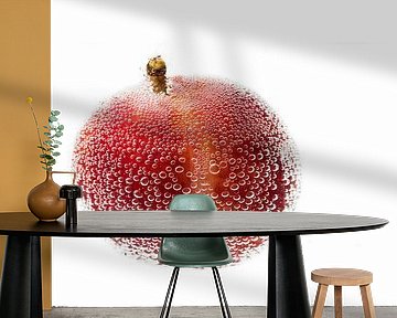 Rote Pflaume in Wasser