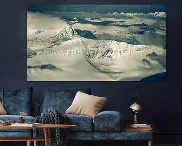 Besneeuwde bergen van Noord-Noorwegen vanuit de lucht
