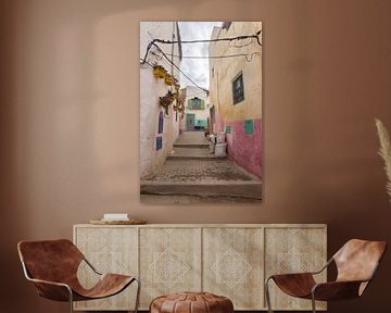 Marokko straat print met pastel kleuren | Wall art Morocco | straatfotografie | Reisfotografie van Kimberley Helmendag