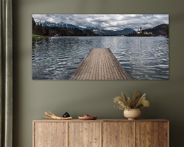 Bled, Slovenia, 04 11 2018: View over Bled lake, a wooden jetty  van Werner Lerooy