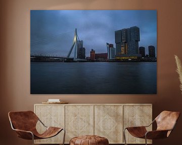 Rotterdam skyline in de avond van Maarten de Leeuw
