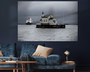 Kirche im Wasser am Oslofjord von Maureen Materman