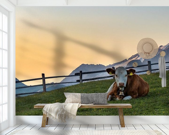 Sfeerimpressie behang: Koe in de bergen van Adrianne Dieleman
