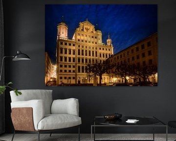 Het verlichte stadhuis van Augsburg bij nacht van ManfredFotos