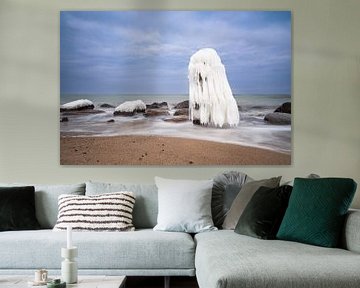 Buhne in de winter aan de kust van de Oostzee bij Kühlungsborn. van Rico Ködder