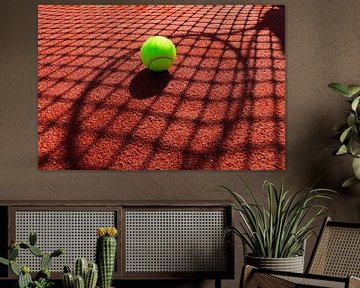 tennisbal in de schaduw van een tennisnet en een racket van gaps photography