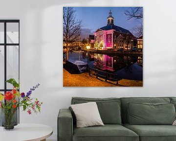 Stedelijk Museum Schiedam in de nacht. Hij is mooi roze vanwege aandacht voor de zorg die tijdens de van Jolanda Aalbers