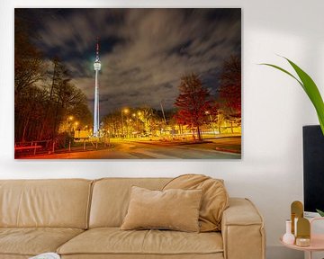 Duitsland, Stuttgart televisietoren in de nacht verlicht in magisch licht van adventure-photos