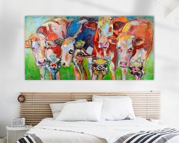 Schilderij van koeien met  struisvogels, vrolijk schilderij van Liesbeth Serlie
