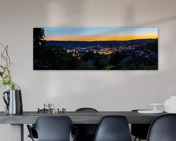 Deutschland, XXL-Panorama der Lichter der Stuttgarter Skyline bei Nacht von adventure-photos