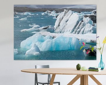 Island - Blau leuchtende Eisschollen vor einer vulkanischen Gletscherlagune von adventure-photos