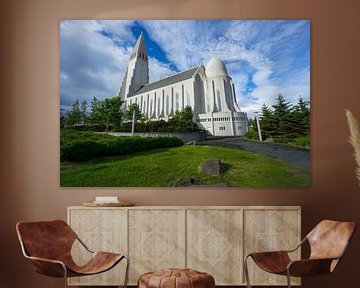 IJsland - Hallgrimskirkja kerk in de stad Reykjavik met blauwe lucht van adventure-photos