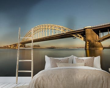 Mooiste foto van de Waalbrug Nijmegen met een erg mooie rustige blauwe hemel