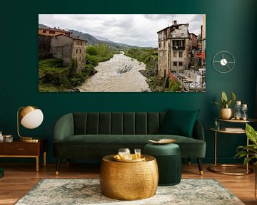 Castelnuovo di Garfagnana in der Toskana, Italien bei schlechtem Wetter und dunklen Wolken