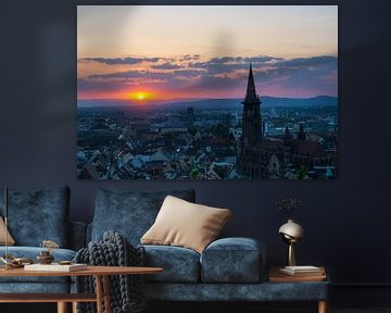 Duitsland, Rode zonsondergang achter Vogezengebergte over stad Freiburg i van adventure-photos