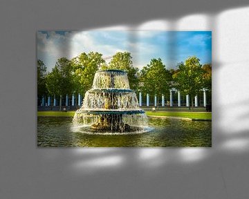 Deutschland, Wiesbaden, Schöner Springbrunnen im öffentlichen Park von Simon Dux