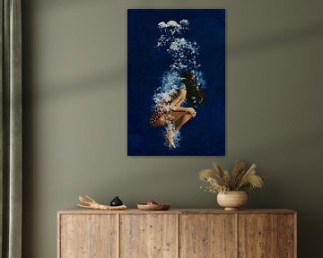 Mädchen schwimmt unter Wasser II von Jan Keteleer