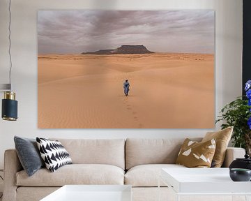 Wandelen door de duinen naar een berg in de woestijn | Mauritanië van Photolovers reisfotografie