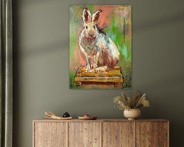 Wit konijn op tafeltje van Liesbeth Serlie