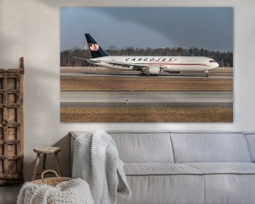 Een prachtige Boeing 767 vrachtvliegtuig van het Canadese Cargojet is zojuist geland op de luchthave