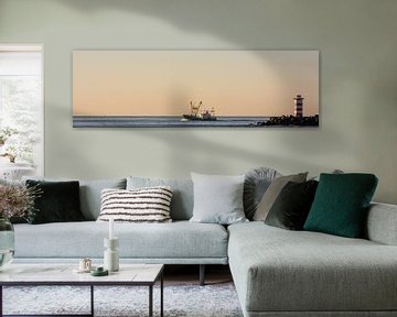 Fischereifahrzeug in Panoramagröße am Horizont in der Nordsee von scheepskijkerhavenfotografie
