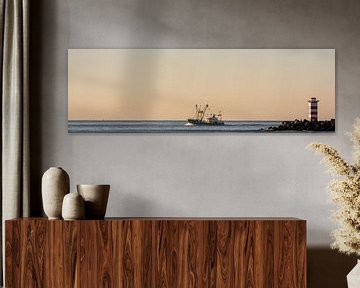 Panorama formaat visserschip op de horizon op de Noordzee van scheepskijkerhavenfotografie