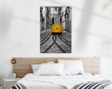 Gele kabel tram in Lissabon van Sander Groenendijk